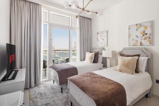 4BR Beachfront Marina & Palm View - 1