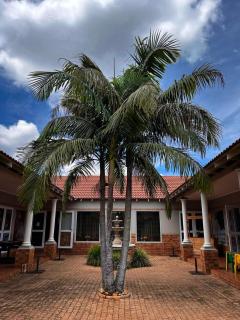Platinum Airport Lodge & Guesthouse - Pretoria - 9