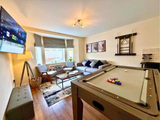 Pool Table 1-Bedroom House, near City Centre and Public Transport, Dog Friendly, Sleeps 5, Free Parking - Heaton - 0