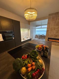 Clifftop Apartment Panoramic Seaview Penthouse Apartment sleeps 8 - Torquay - 2
