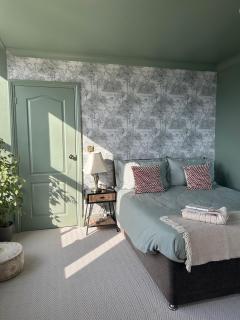 Clifftop Apartment Panoramic Seaview Penthouse Apartment sleeps 8 - Torquay - 1