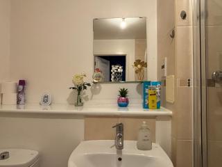 Luxury 1-Bedroom Apartment in Central Grays with Parking & Excellent Transport Links - Stifford - 7