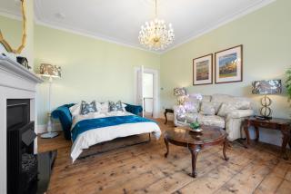 Luxury pair of Georgian apartments, hot tub, sea views, sleeps 12 - Bognor Regis - 2