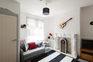 Modern 2 bed entire home sleeps 7, Anfield, Beatles Themed - Liverpool - 0