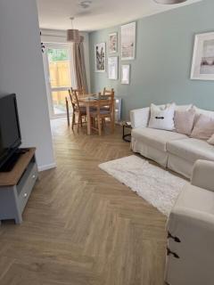 2 bedroom home in Lymington, Hampshire - Lymington - 5