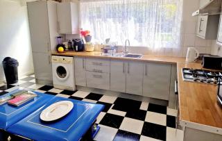 Room in Guest room - Peaceful Guest Room in Gravesend with Shared Facilities - Gravesend - 1
