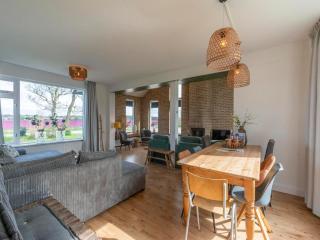 Spacious Villa with garden - 8