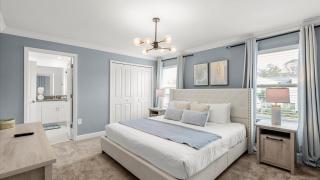 Contemporary Townhouse w BBQ & Pool Sleeps 12 - 7