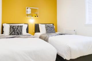 Cambridge 3-Bedroom Getaway with Skyline Views, Balcony & Free Parking - 7