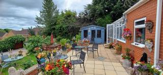 Redwood Lodge - Westbury - 4