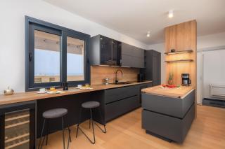 Paoma Beach Penthouse Suite with jacuzzi - 6