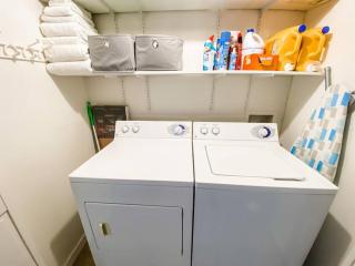 Cozy Little Home w Private Washer & Dryer! - 8
