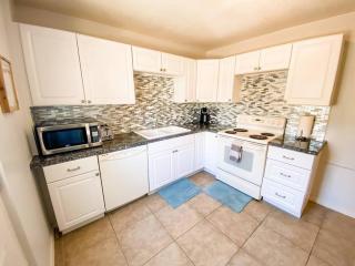 Cozy Little Home w Private Washer & Dryer! - 4