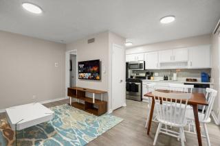 Near UT Two Queen Beds Workspace Free Parking - Austin - 3