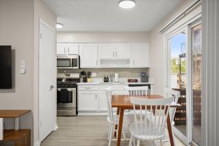Near UT Two Queen Beds Workspace Free Parking - Austin - 2