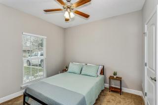 Lovely Townhome in Pensacola - Cozy & Modern Retreat - 9