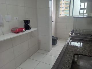 Apartamento vila tupi - área gourmet - 1 quadra da praia - 1