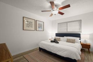 King Bed~Lounge | Near UT - Free Parking - Austin - 0
