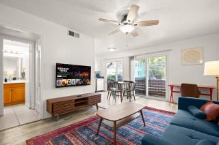 King Bed~Lounge | Near UT - Free Parking - Austin - 8