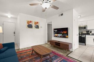 King Bed~Lounge | Near UT - Free Parking - Austin - 4