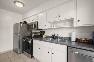 King Bed~Lounge | Near UT - Free Parking - Austin - 2