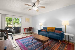 King Bed~Lounge | Near UT - Free Parking - Austin - 1