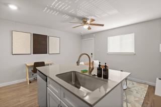King suite~10 min to DT/UT - Free Parking - Austin - 9