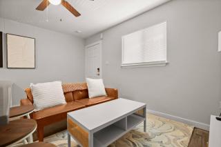King suite~10 min to DT/UT - Free Parking - Austin - 2