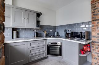 BOOK Bentley Terrace by YourStays! - Church Coppenhall - 1