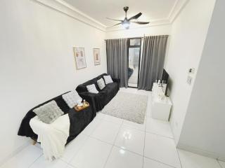 Up to 6 Pax, Next to Paradigm mall JB with Big Patio & Pool Access - Johor Bahru - 4