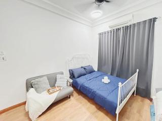 Up to 6 Pax, Next to Paradigm mall JB with Big Patio & Pool Access - Johor Bahru - 3