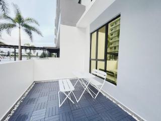Up to 6 Pax, Next to Paradigm mall JB with Big Patio & Pool Access - Johor Bahru - 1