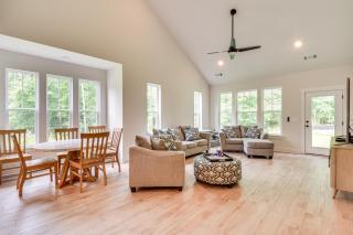 5 Mi to Memorial Stadium and Beach Modern Townhome - Central - 0