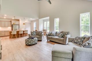 5 Mi to Memorial Stadium and Beach Modern Townhome - Central - 6