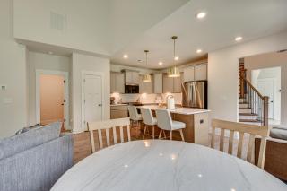 5 Mi to Memorial Stadium and Beach Modern Townhome - Central - 4