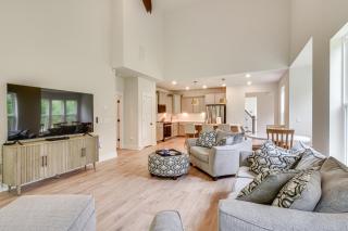 5 Mi to Memorial Stadium and Beach Modern Townhome - Central - 5