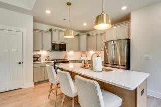 5 Mi to Memorial Stadium and Beach Modern Townhome - Central - 3