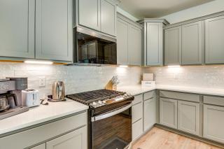 5 Mi to Memorial Stadium and Beach Modern Townhome - Central - 2