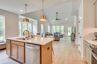5 Mi to Memorial Stadium and Beach Modern Townhome - Central - 1
