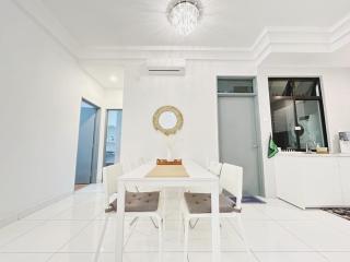 Up to 6 Pax, Next to Paradigm mall JB with Big Patio & Pool Access - Johor Bahru - 9