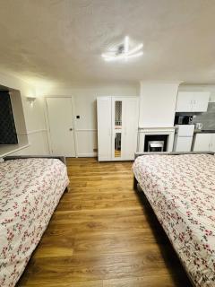 Ashsons Cosy Studio Apartment - Milton Keynes - 2