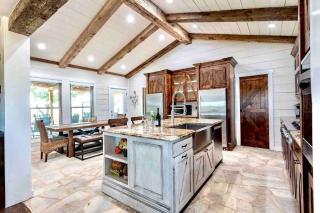 FarmHaus with GuestHaus, Spas & Vineyard Views - Fredericksburg - 9