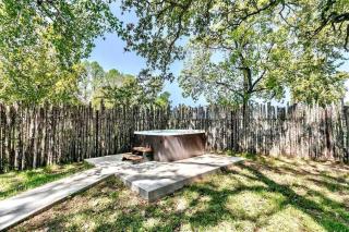 FarmHaus with GuestHaus, Spas & Vineyard Views - Fredericksburg - 3