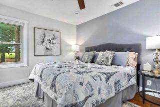FarmHaus with GuestHaus, Spas & Vineyard Views - Fredericksburg - 7