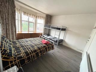 Double Bedroom Near Heathrow Airport & London - 7