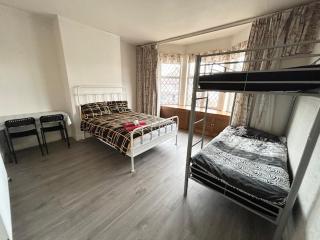 Double Bedroom Near Heathrow Airport & London - 0