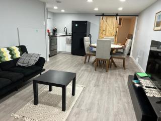 Gorgeous Basement Apartment - Calgary - 6