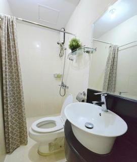 Studio unit near BGC and Makati - Manila - 3