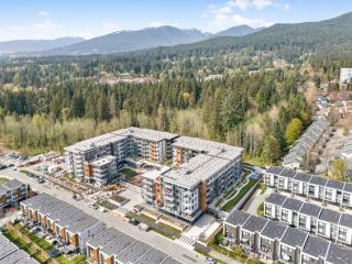 Modern North Shore Nest with Balcony - North Vancouver - 7