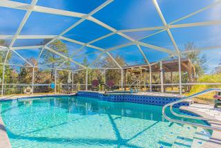 MERMAID MANOR CARRIAGE HOUSE Quiet Homasassa area offers a screened heated pool, hotub, covered outdoor patio with gas grill, hand painted murals throughout, fenced yard, sleeps 6 in 2 kings, 2 twins, RV Parking w power addl fee, 1 Dog ok w addl fee - 9